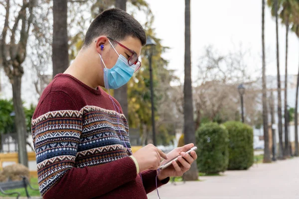 Stock Photo Young Boy Wearing Face Mask Due Covid19 Using — Stock Photo, Image