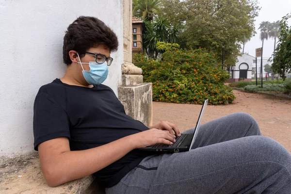 Στοκ Φωτογραφία Του Νεαρού Αγοριού Που Φοράει Προστατευτική Μάσκα Προσώπου — Φωτογραφία Αρχείου