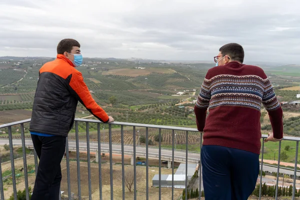 Stock Photo Teenagers Standing Viewpoint Enjoying Views — Stock Photo, Image