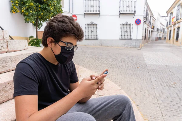 Στοκ Φωτογραφία Του Νεαρού Αγοριού Που Φοράει Μαύρη Μάσκα Προσώπου — Φωτογραφία Αρχείου