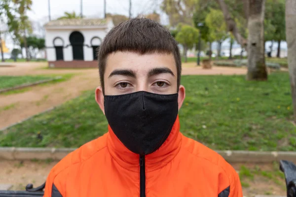 Stock Photo Young Boy Wearing Face Mask Due Covid19 Looking — Stock Photo, Image