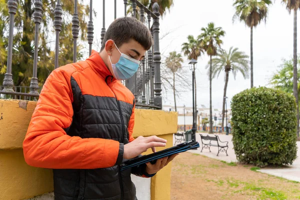 Stockfoto Van Jonge Jongen Met Gezichtsmasker Als Gevolg Van Gezelligheid19 — Stockfoto