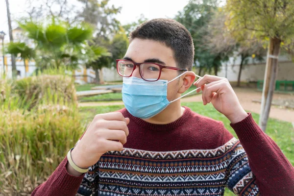 Stock Photo Young Boy Adjusting His Face Mask Park — Stock Photo, Image