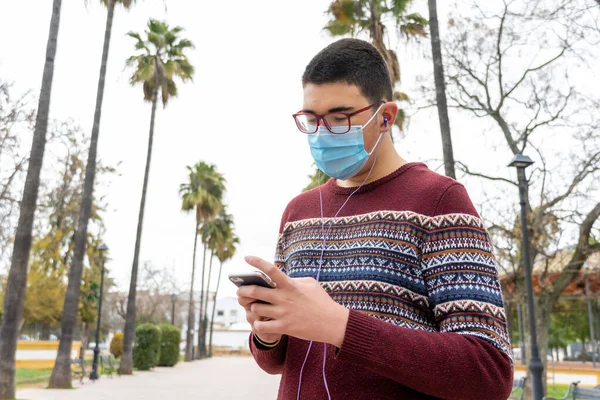 Stockfoto Van Jonge Jongen Met Gezichtsmasker Vanwege Gezelligheid19 Met Behulp — Stockfoto