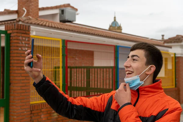 Stockfoto Van Een Gelukkige Jongen Met Gezichtsmasker Als Gevolg Van — Stockfoto