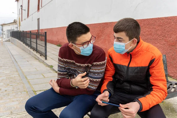 Stock Photo Teenagers Wearing Face Mask Due Covid19 Sitting Bench — Stock Photo, Image