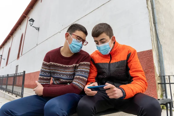 Stockfoto Van Tieners Met Gezichtsmasker Als Gevolg Van Gezelligheid19 Zittend — Stockfoto