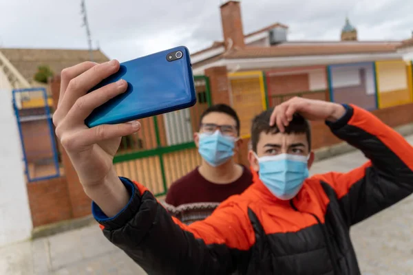 Stock Photo Happy Young Boys Wearing Face Mask Due Covid19 — Stock Photo, Image