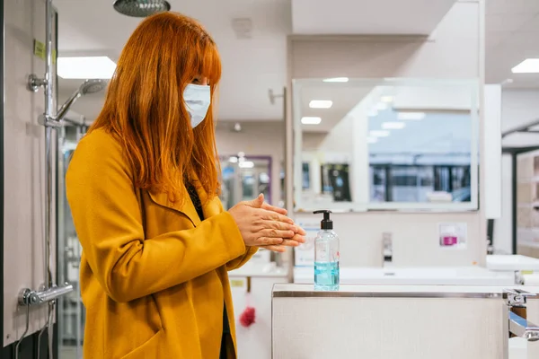 Uma Mulher Espanhola Loira Usando Uma Máscara Facial Aplicando Higienizar — Fotografia de Stock