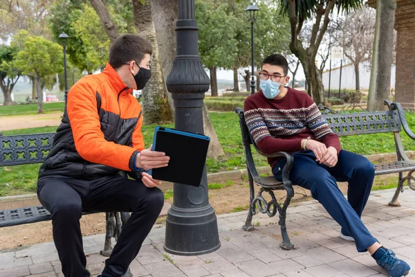 Stock Photo Teenagers Wearing Face Masks Due Covid19 Using Tablet — Stock Photo, Image