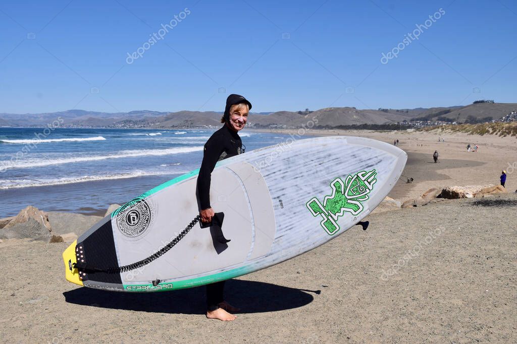 FRESNO, ESTADOS UNIDOS 01 / 03 / 2021 Una foto de una mujer mayor