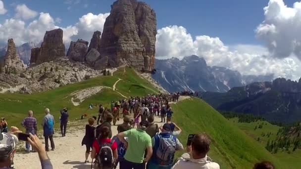 2018 Cinque Torri Dolomiter Italy Militär Paradshow Med Helikoptrar Cinque — Stockvideo