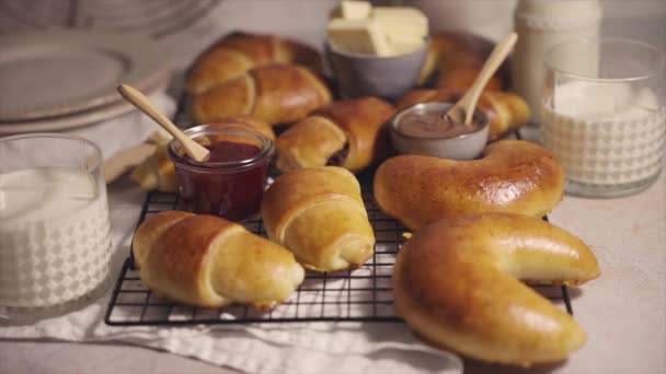 Enfoque Selectivo Una Mano Tomando Uno Los Deliciosos Croissants Mantequilla — Vídeos de Stock