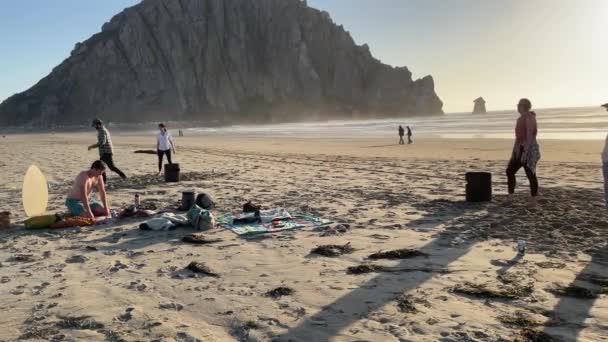 Video Jóvenes Jugando Juego Cubo Frisbee Morro Bay Beach Atardecer — Vídeos de Stock