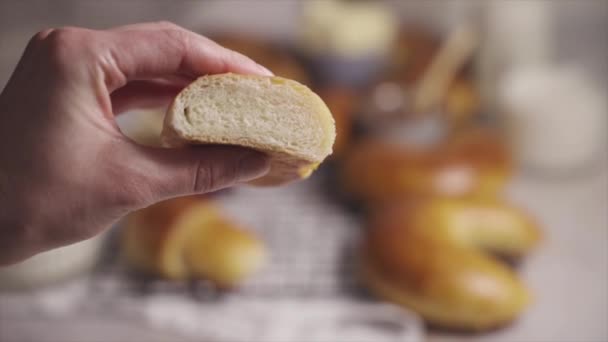 白いテーブルの上においしいバタークロワッサンを絞る手の選択的フォーカスHdショット — ストック動画
