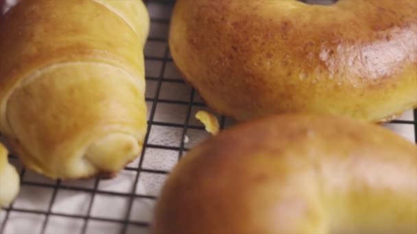 Une Mise Point Sélective Délicieux Croissants Beurre Sur Une Table — Video