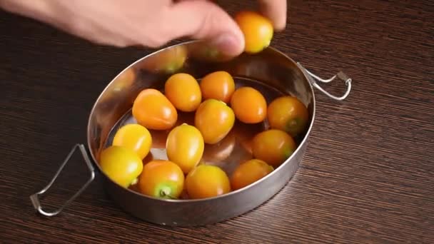 Vacker Bild Handen Bort Gula Tomater Från Metallisk Skål Trä — Stockvideo