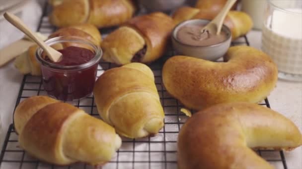 Une Mise Point Sélective Délicieux Croissants Beurre Sur Une Table — Video