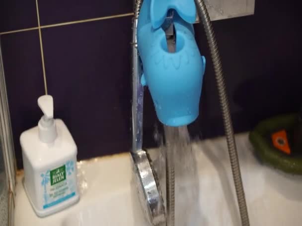 Agua Corriente Una Pestaña Bañera Con Protección Azul — Vídeo de stock