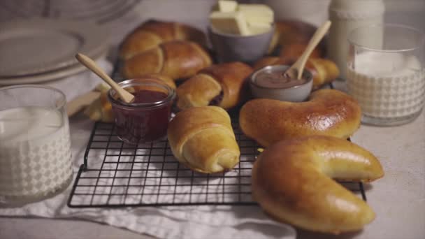 Enfoque Selectivo Una Mano Poniendo Delicioso Croissant Mantequilla Mesa Blanca — Vídeos de Stock