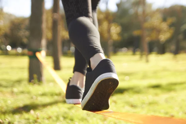 Samice Stóp Spacerujące Slackline Parku — Zdjęcie stockowe