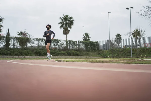 Joven Europeo Guapo Usando Una Máscara Sanitaria Corriendo Tribunal — Foto de Stock