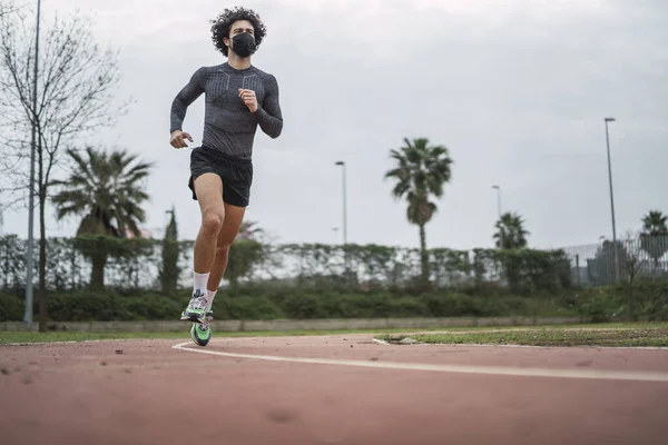 Joven Europeo Guapo Usando Una Máscara Sanitaria Corriendo Tribunal — Foto de Stock