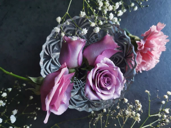 Top View Beautiful Bouquet Purple Roses Transparent Vase Table — Stock Photo, Image