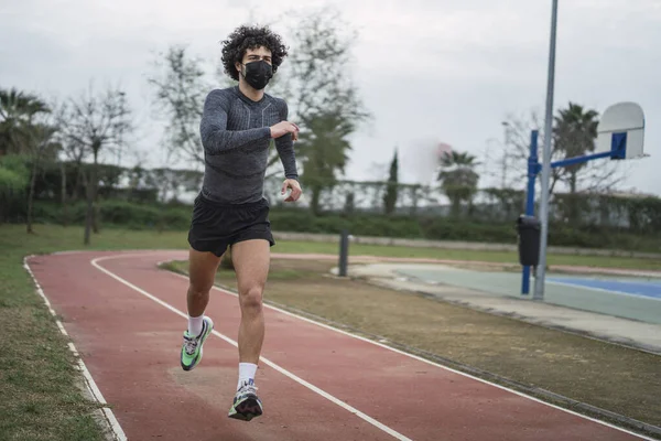 Joven Europeo Guapo Usando Una Máscara Sanitaria Corriendo Tribunal — Foto de Stock