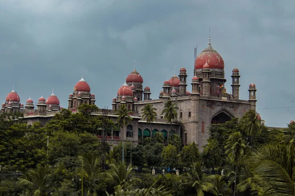 泰兰加纳邦高等法院的美丽照片和周围的树木在印度 — 图库照片
