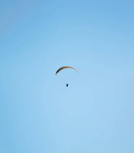 Piękne Ujęcie Paralotniarza Lecącego Czystym Niebie — Zdjęcie stockowe