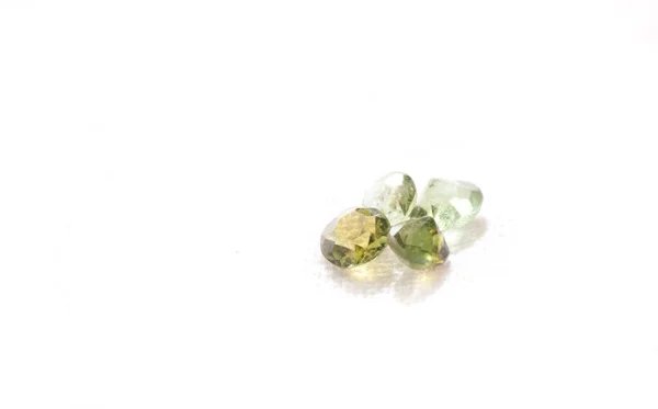 白い背景にトルマリンカットの宝石の結晶 — ストック写真