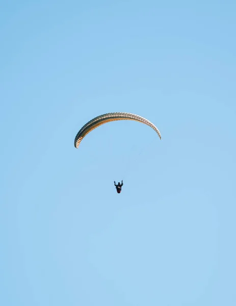 Een Close Opname Van Een Paraglider Die Een Heldere Lucht — Stockfoto