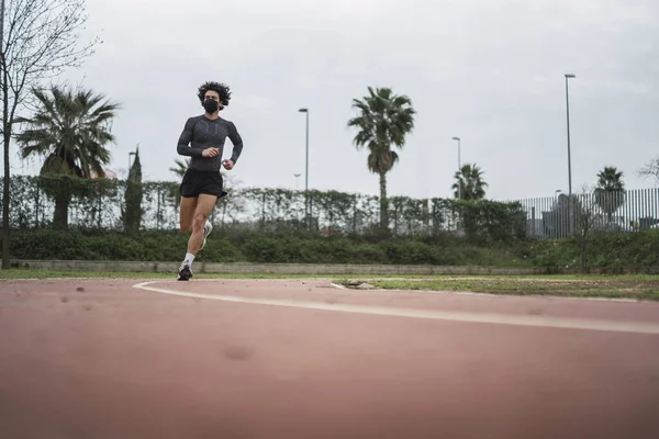 Joven Europeo Guapo Usando Una Máscara Sanitaria Corriendo Tribunal — Foto de Stock