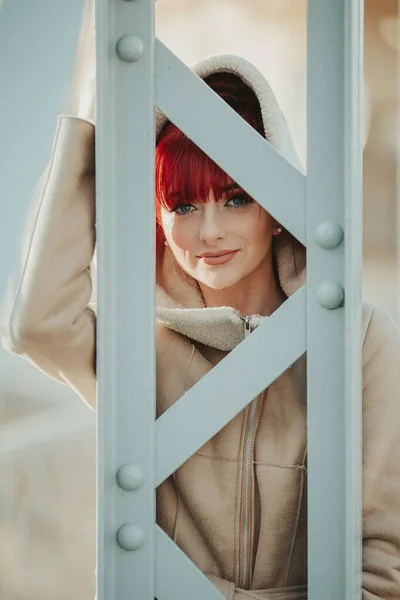 Retrato Uma Jovem Menina Sorridente Ruiva Com Franja Atrás Uma — Fotografia de Stock