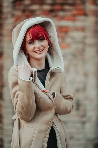 Молодая Красивая Улыбающаяся Рыжая Женщина Челкой Теплом Зимнем Пальто Капюшоном — стоковое фото