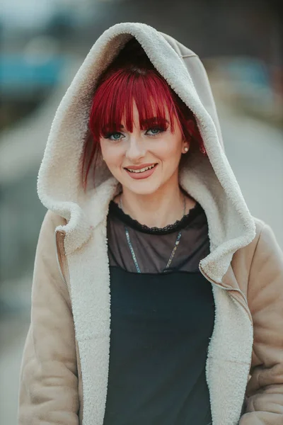 Retrato Una Sonriente Mujer Pelirroja Con Flequillo Mirando Cámara Con — Foto de Stock