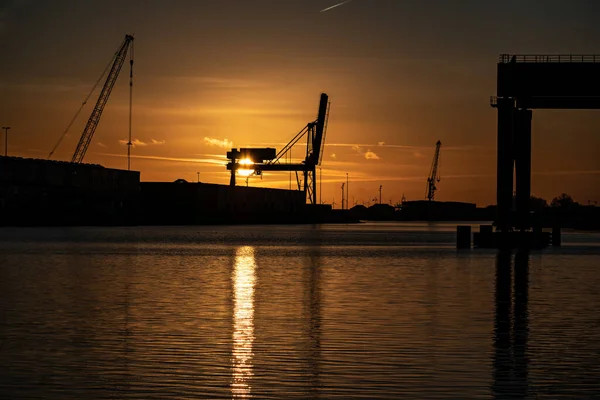 Gyönyörű Naplemente Egy Hajózási Kikötőben — Stock Fotó