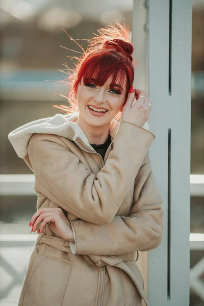 Retrato Uma Jovem Mulher Cabelos Vermelhos Rindo Com Franja Apoiada — Fotografia de Stock