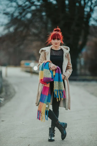 暖かい冬のコートでカラフルなスカーフを保持して街を散策前髪のある若いセクシーな赤髪の女性のフルボディショット — ストック写真