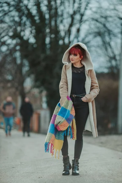 Полный Снимок Тела Молодой Сексуальной Рыжеволосой Женщины Челкой Прогуливающейся Городу — стоковое фото