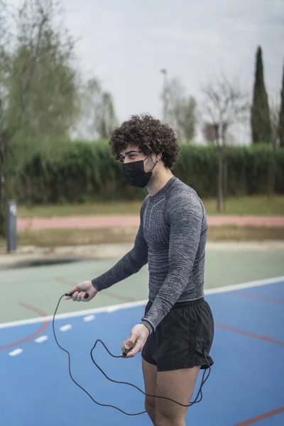 Een Verticaal Schot Van Een Atletische Man Die Traint Met — Stockfoto