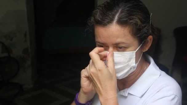 Brasiliansk Medelålders Kvinna Som Tar Sig Vit Mask Förhindrar Covid — Stockvideo