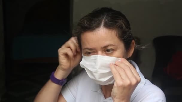 Brazilian Middle Aged Woman Putting White Mask Preventing Covid — ストック動画