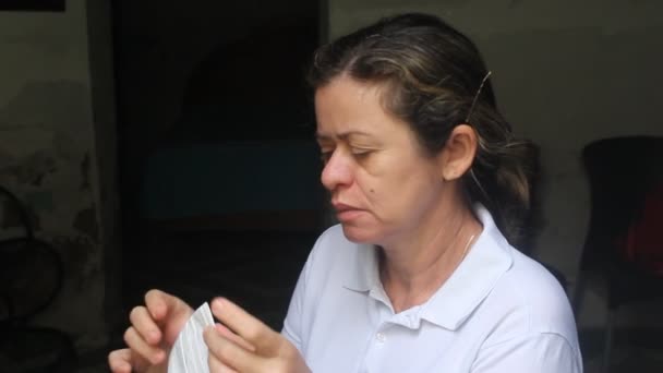 Brasiliansk Medelålders Kvinna Färd Med Att Bära Mask För Att — Stockvideo