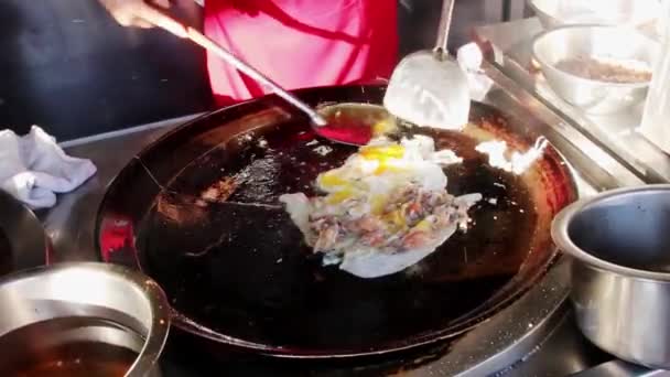 Comida Tailandesa Mercado Callejero Almejas Fritas Con Huevos — Vídeos de Stock