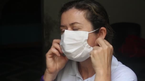Brasiliansk Medelålders Kvinna Som Tar Sig Vit Mask Förhindrar Covid — Stockvideo