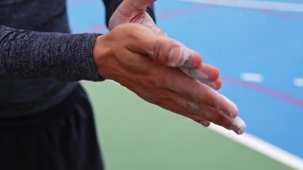 Nahaufnahme Eines Athleten Der Seine Hände Sportkonzept Mit Kreide Bedeckt — Stockvideo