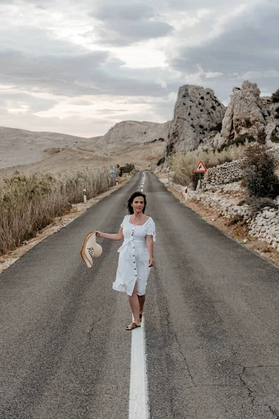 Uma Jovem Croata Desfrutando Vento Estrada Através Vale Montanha Durante — Fotografia de Stock