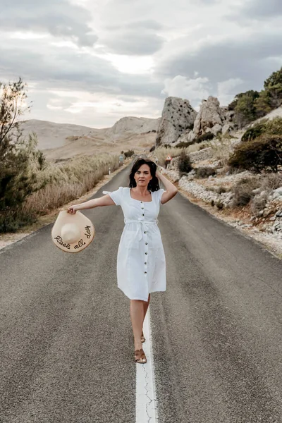 Uma Jovem Croata Vestido Branco Desfrutando Vento Estrada Através Vale — Fotografia de Stock